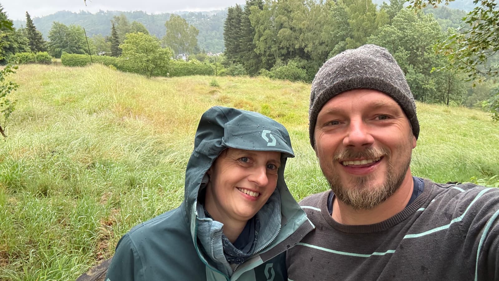 Daniel Leipold und Stephanie Braas auf einer Weide in Steinach im Thüringer Wald